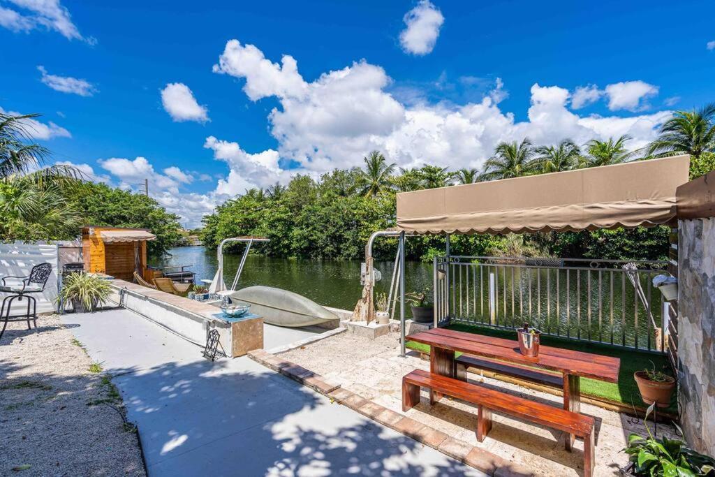 Romantic Spot By The River In The Middle Of The Apartment Miami