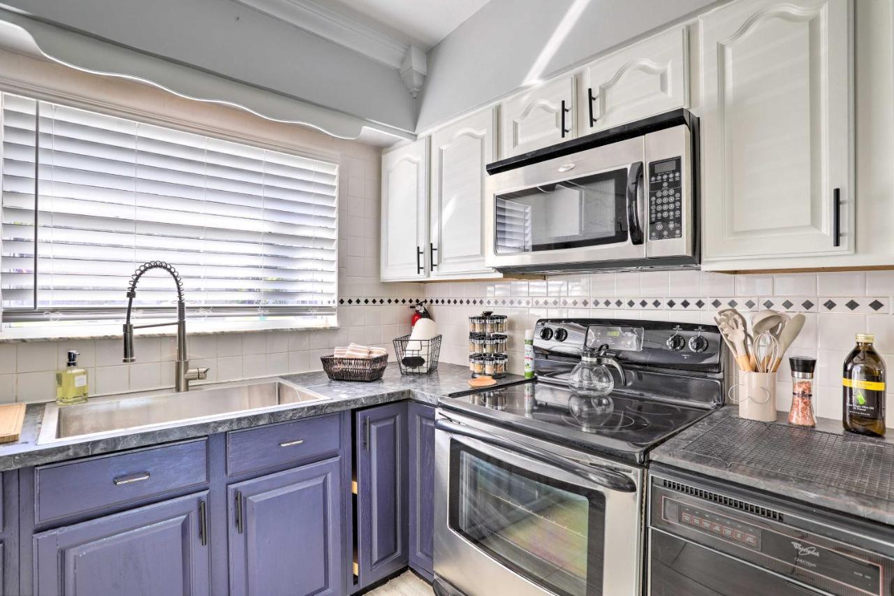 Modern With Patio, 3 Mi To Beach! Holiday home *