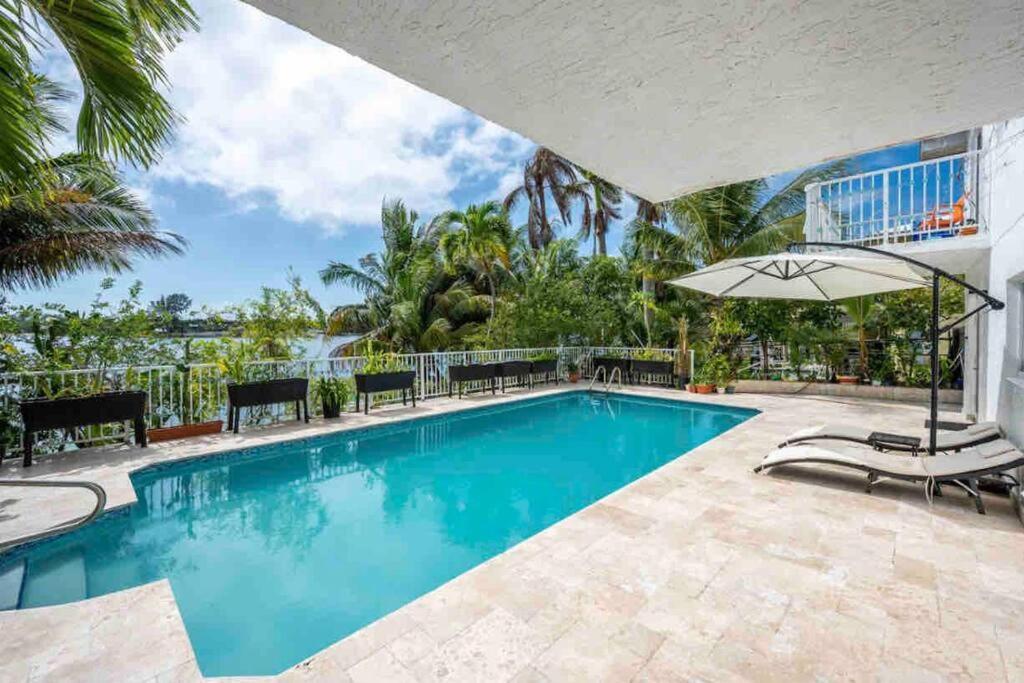 Holiday home Lakefront Duplex With Pool Between Miami & Florida Keys 4 Bedroom 2 Bathroom *