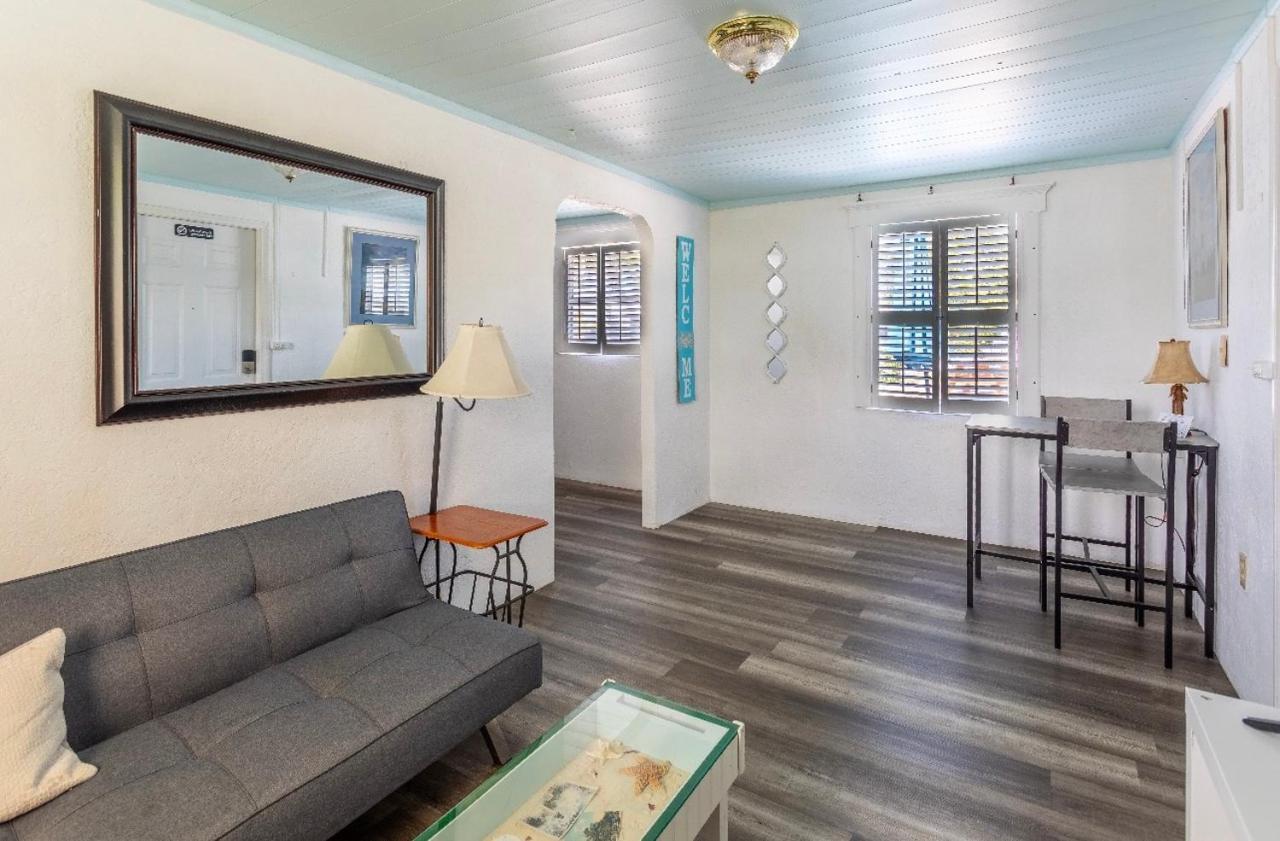 Bungalow 1 Minute From The #4