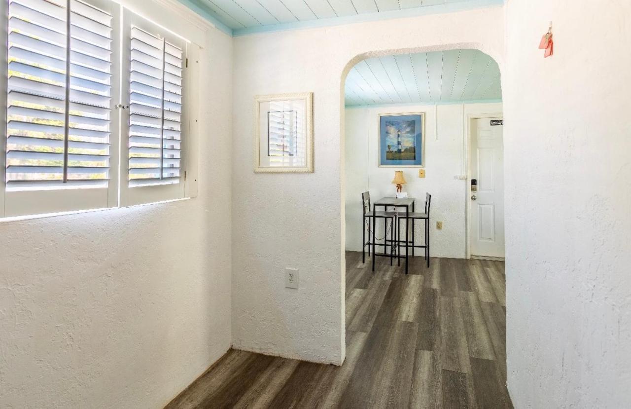 Bungalow 1 Minute From The #4 Apartment Englewood