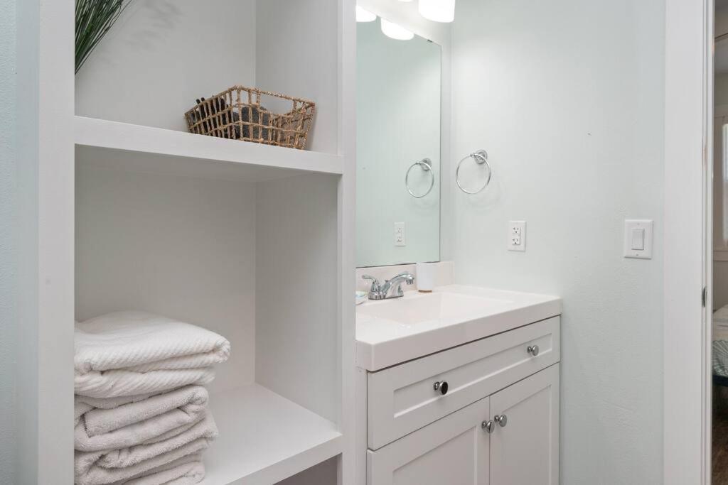 Stylish 2 Bedroom Close 2 Dtown, Nas, And Bch