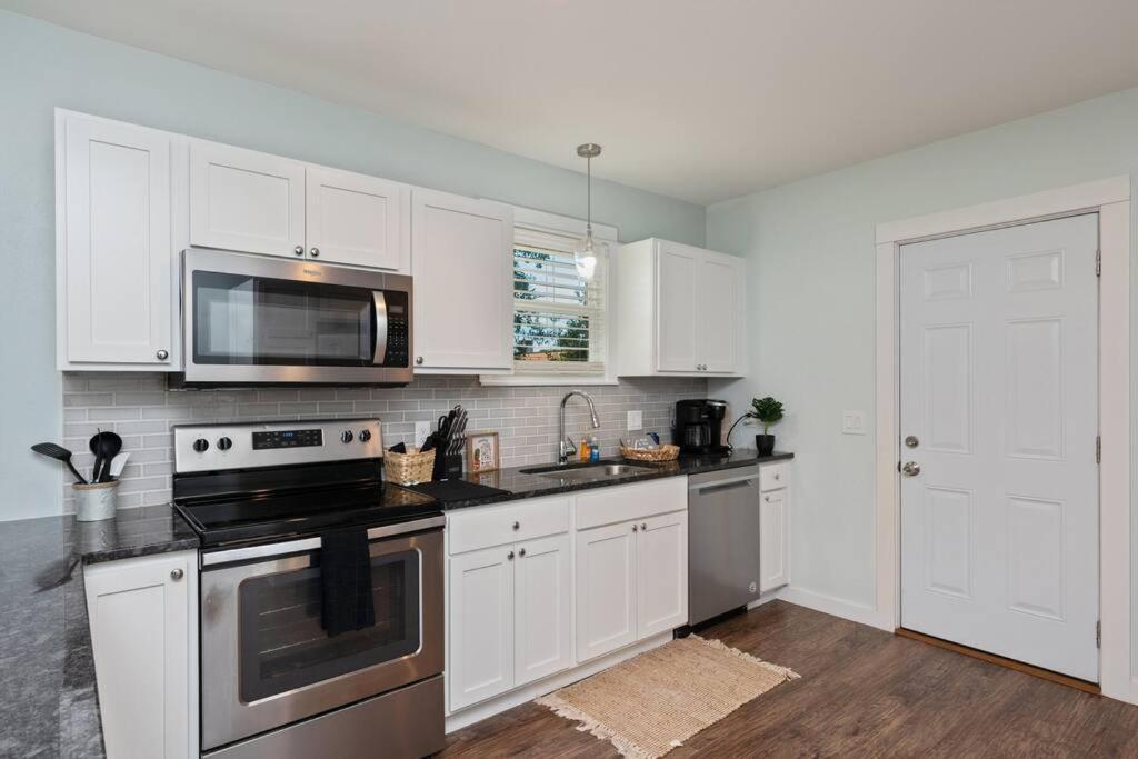 Holiday home Stylish 2 Bedroom Close 2 Dtown, Nas, And Bch