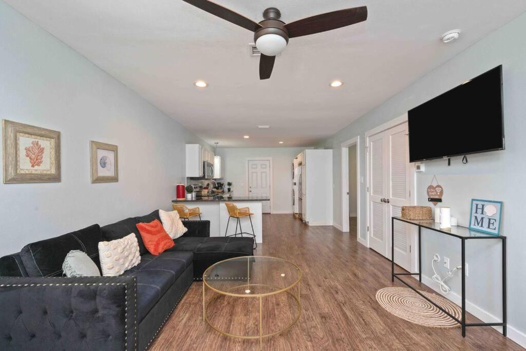 Stylish 2 Bedroom Close 2 Dtown, Nas, And Bch *
