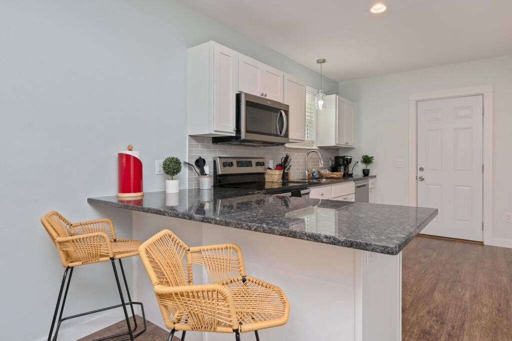 Holiday home Stylish 2 Bedroom Close 2 Dtown, Nas, And Bch *