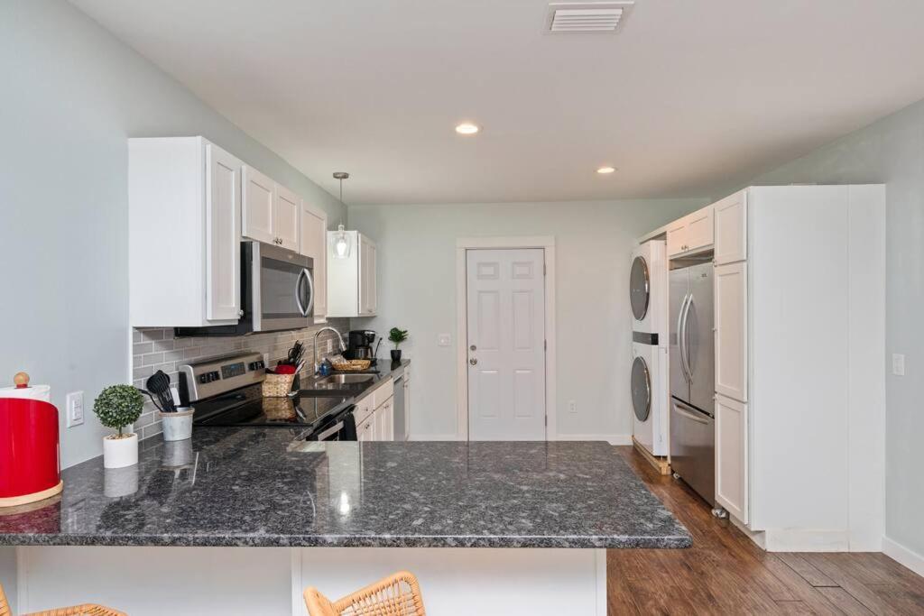 Holiday home Stylish 2 Bedroom Close 2 Dtown, Nas, And Bch *