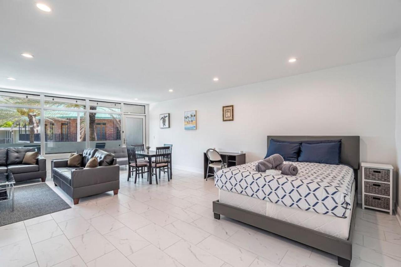 The Purple Pelican Beachfront With Ocean Balcony Unit 2