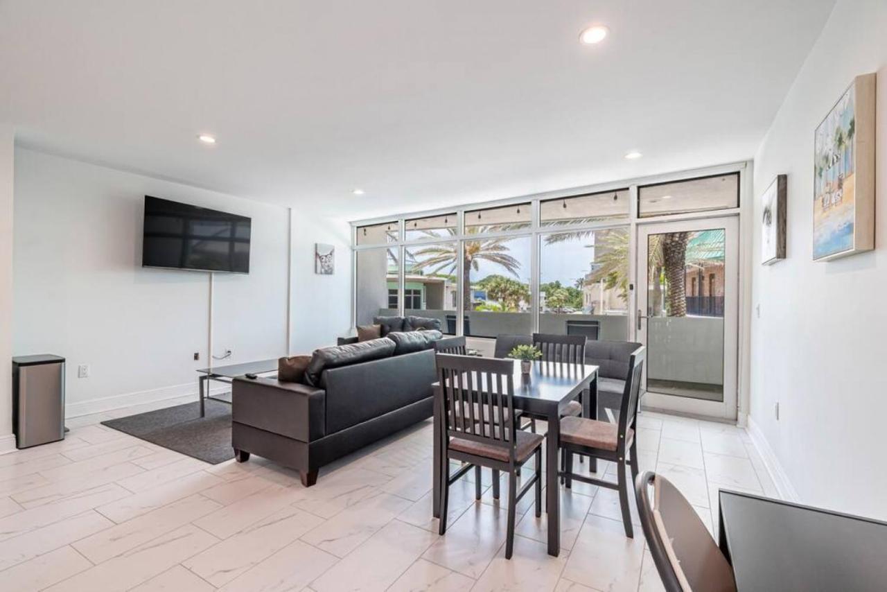 Holiday home The Purple Pelican Beachfront With Ocean Balcony Unit 2