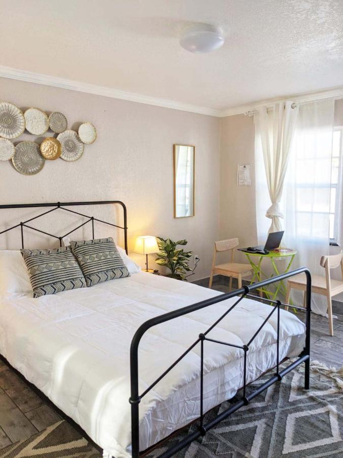 Located By The Beach 1 Bedroom With Parking And Pool Apartment