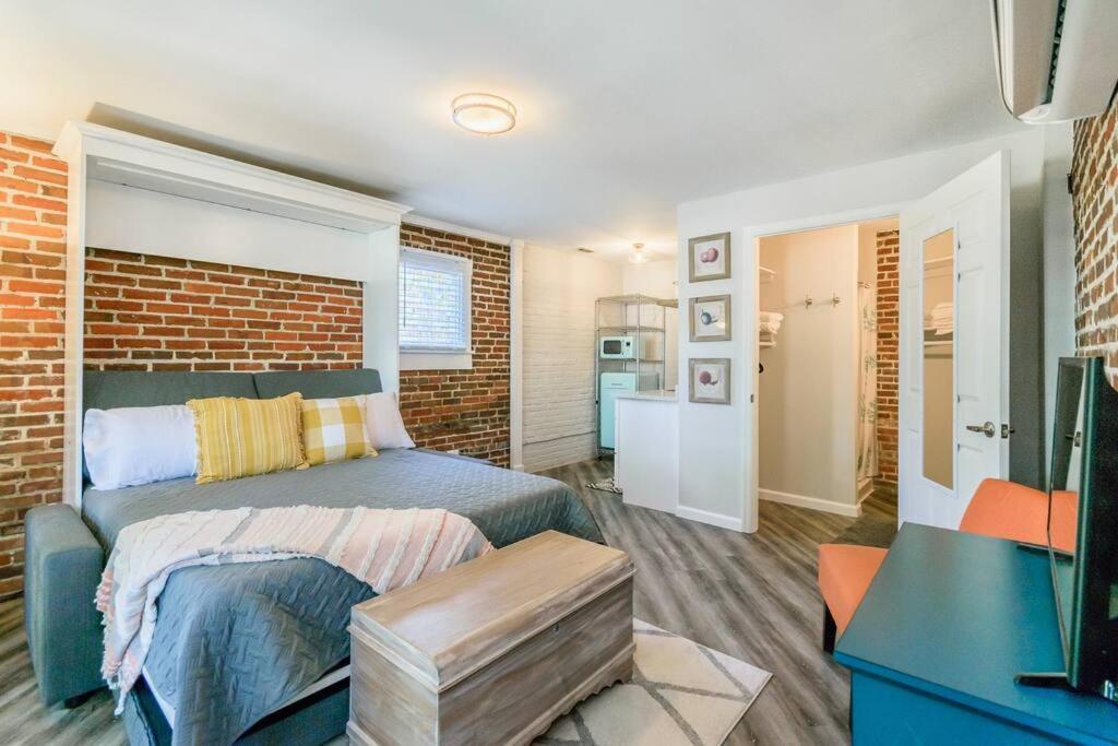 Chic Riverside Studio