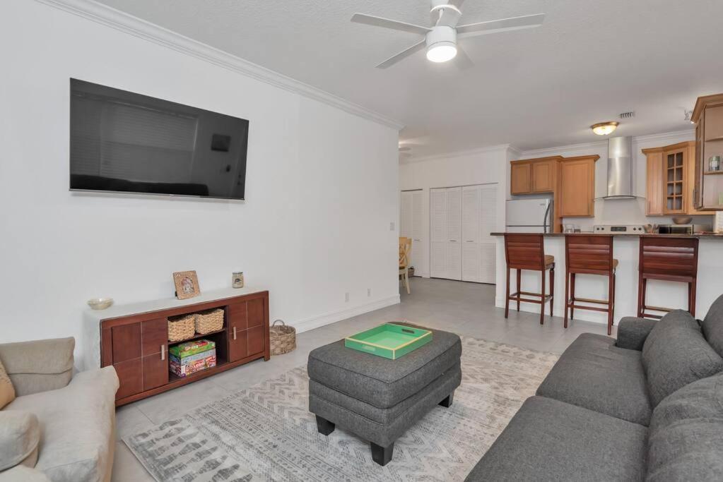 Peaceful Hideaway Half Mile To Pet Friendly Apartment