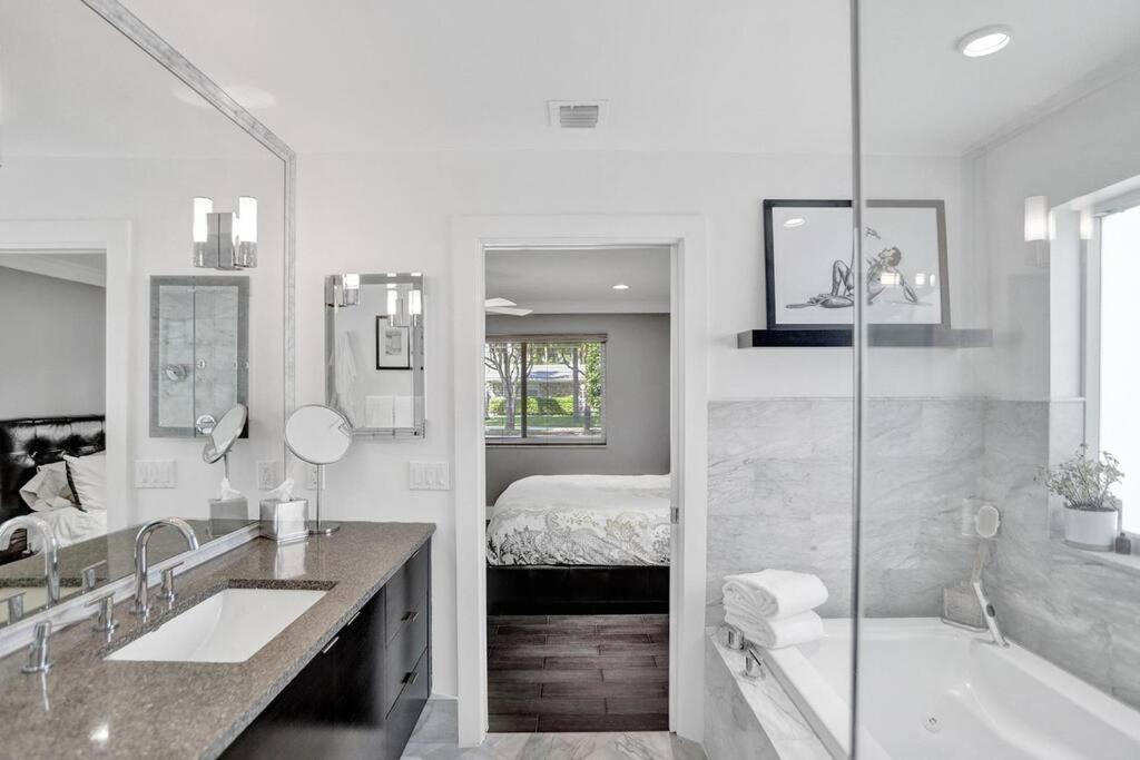 Villa Close To The W/heated Pool Hollywood