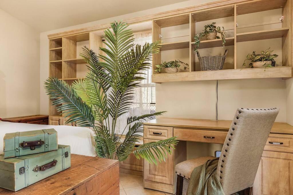 Welcome To The Jungle! Pool & Jacuzzi! Sleeps 12+!