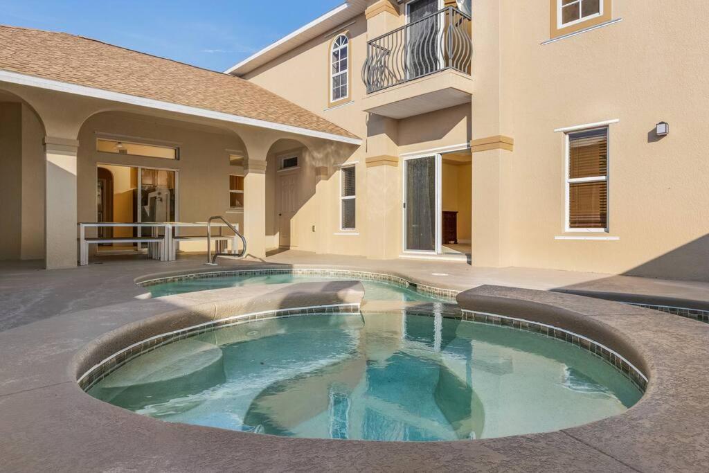 Villa Welcome To The Jungle! Pool & Jacuzzi! Sleeps 12+!