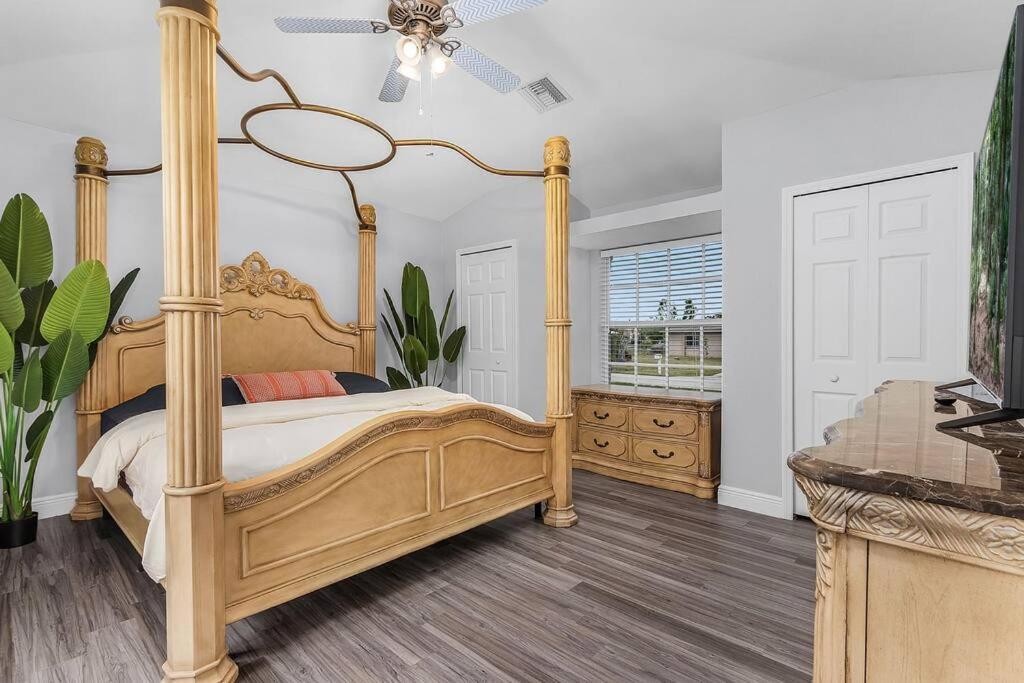 Welcome To The Jungle! Pool & Jacuzzi! Sleeps 12+! Villa Cape Coral