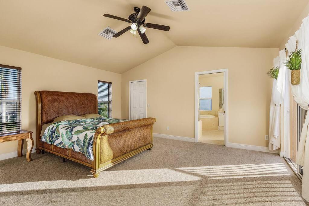 Villa Welcome To The Jungle! Pool & Jacuzzi! Sleeps 12+! Cape Coral