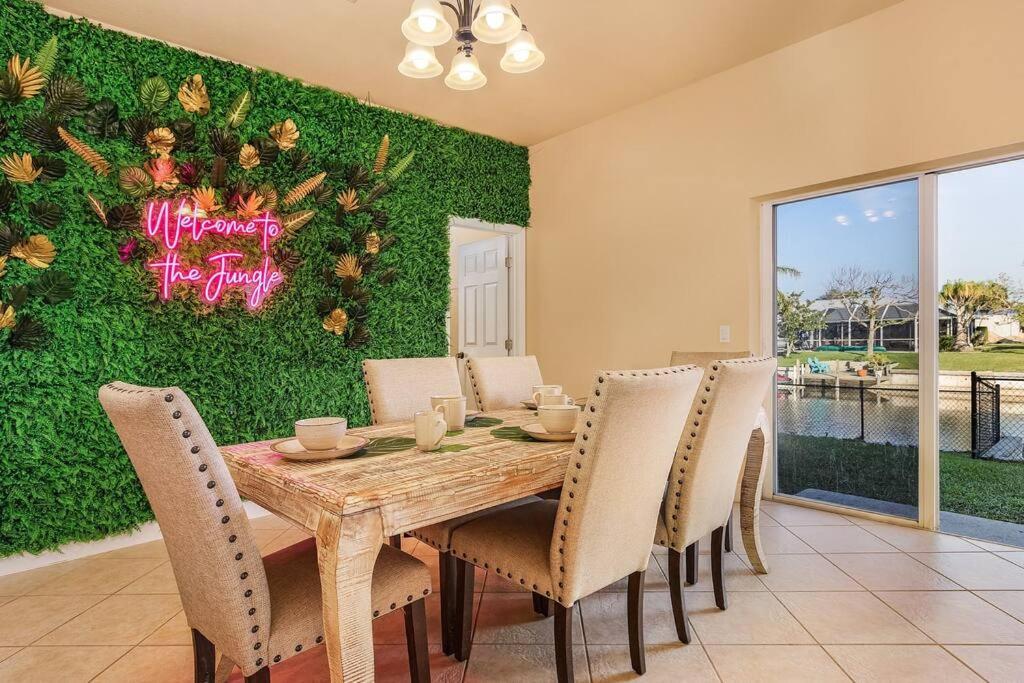 Welcome To The Jungle! Pool & Jacuzzi! Sleeps 12+! Villa *