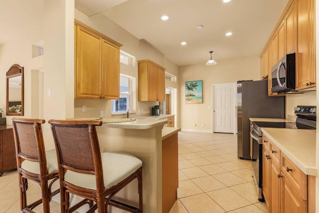 Welcome To The Jungle! Pool & Jacuzzi! Sleeps 12+! * Cape Coral