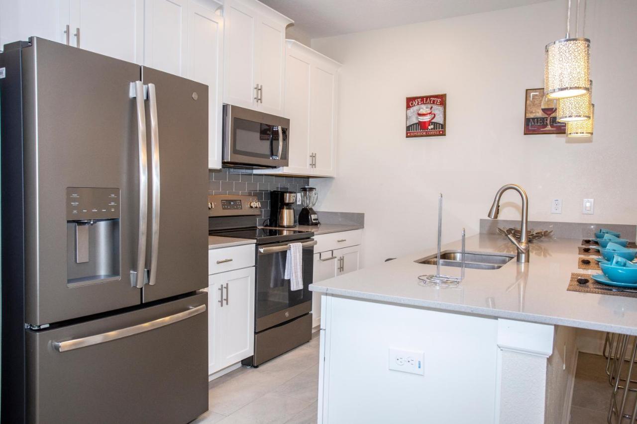 Stunning 5 Bd W/ Pool Close To 4822