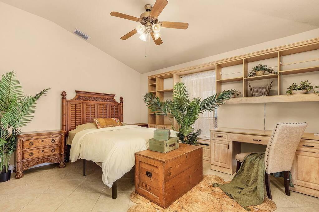 Villa Welcome To The Jungle! Pool & Jacuzzi! Sleeps 12+! *