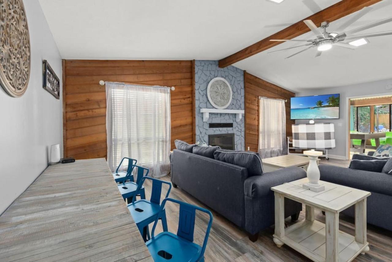 The Flip Flop Stop - Private Heated Pool, Pool House, Backyard Oasis And Game Holiday home *