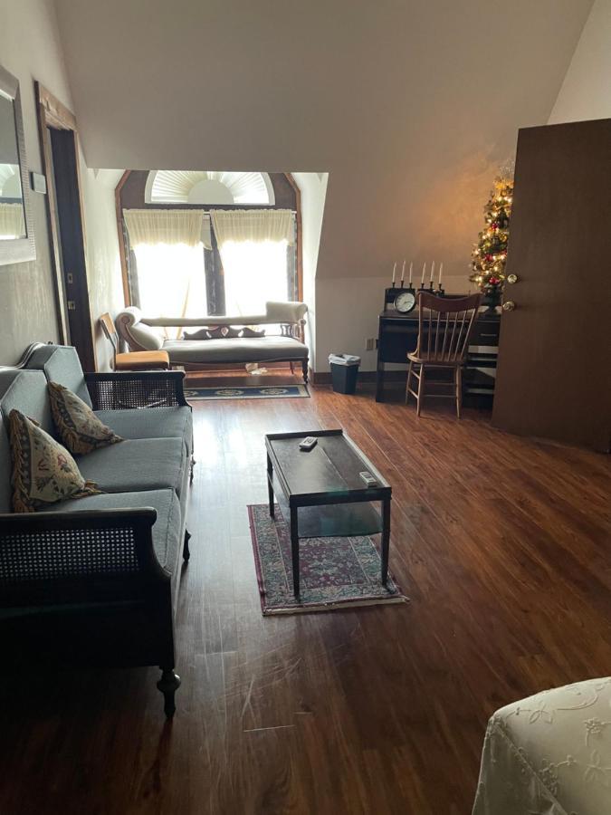 Grand Gables Bed & Breakfast 3*