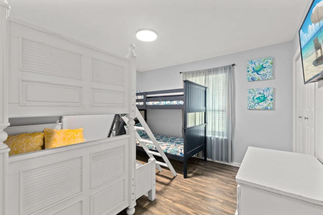 The Flip Flop Stop - Private Heated Pool, Pool House, Backyard Oasis And Game Holiday home *