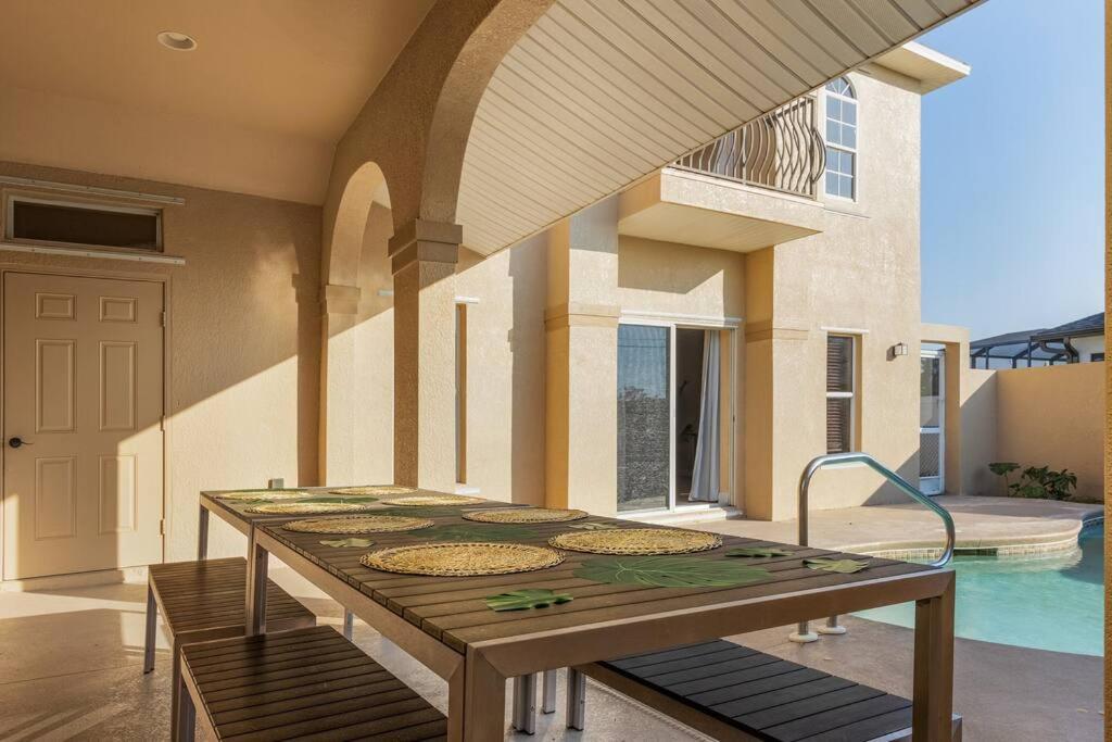 Villa Welcome To The Jungle! Pool & Jacuzzi! Sleeps 12+!