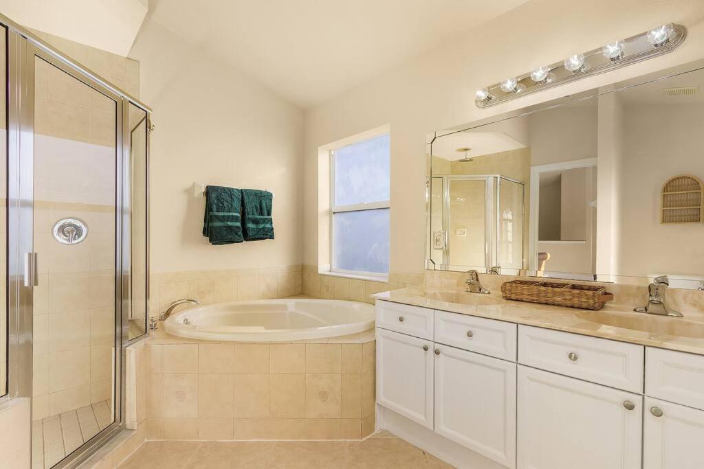 Welcome To The Jungle! Pool & Jacuzzi! Sleeps 12+! * Cape Coral