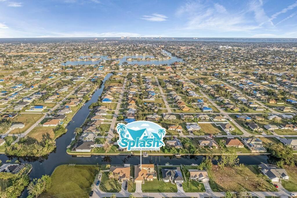 Welcome To The Jungle! Pool & Jacuzzi! Sleeps 12+! * Cape Coral