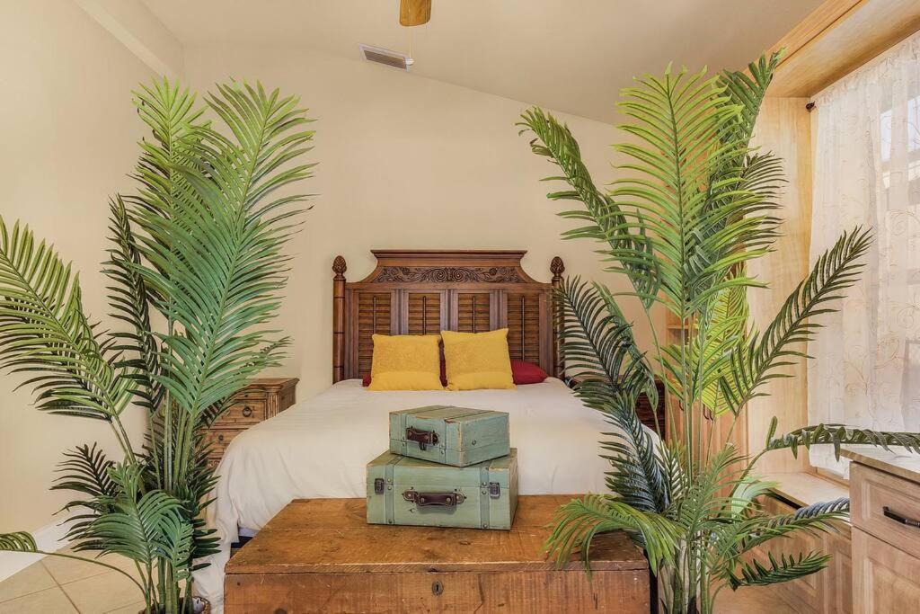 Welcome To The Jungle! Pool & Jacuzzi! Sleeps 12+! Villa Cape Coral