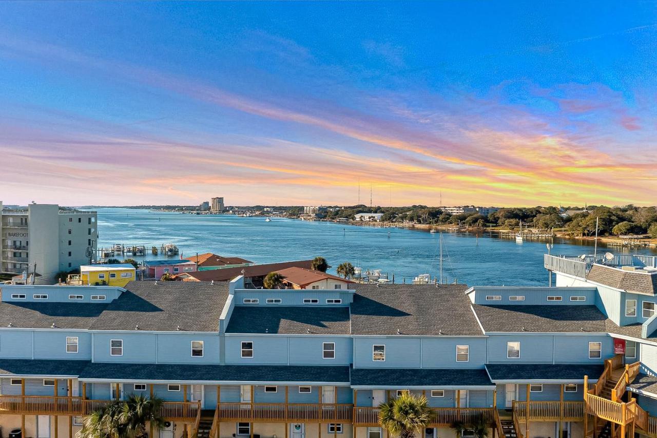 Commodore's Landing 204