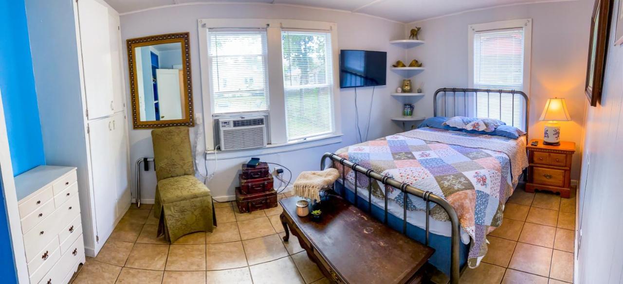 Private In With Fenced Yard, Piano, Location, Pets Welcome Holiday home
