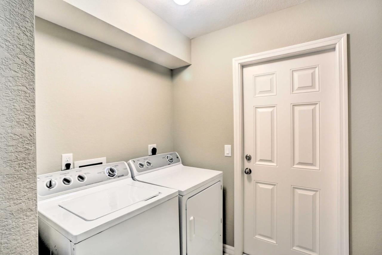 House With Private Screened Pool! Holiday home Cape Coral