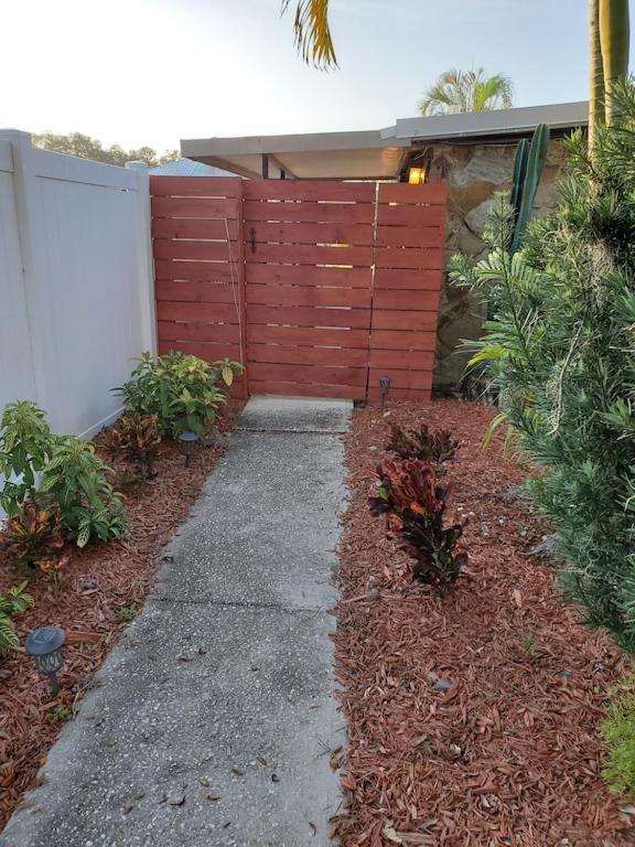 Waterfront Mid Century - Close To Beach - 2 Bedroom 3 Ba
