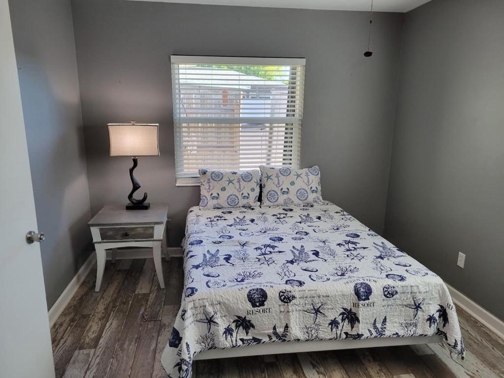 Waterfront Mid Century - Close To Beach - 2 Bedroom 3 Ba Holiday home