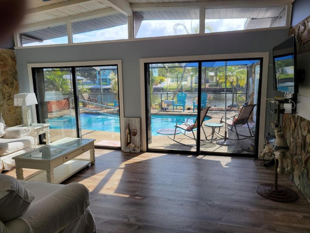 Waterfront Mid Century - Close To Beach - 2 Bedroom 3 Ba