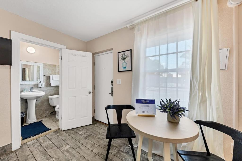 Located By The Beach 1 Bedroom With Parking And Pool Apartment *