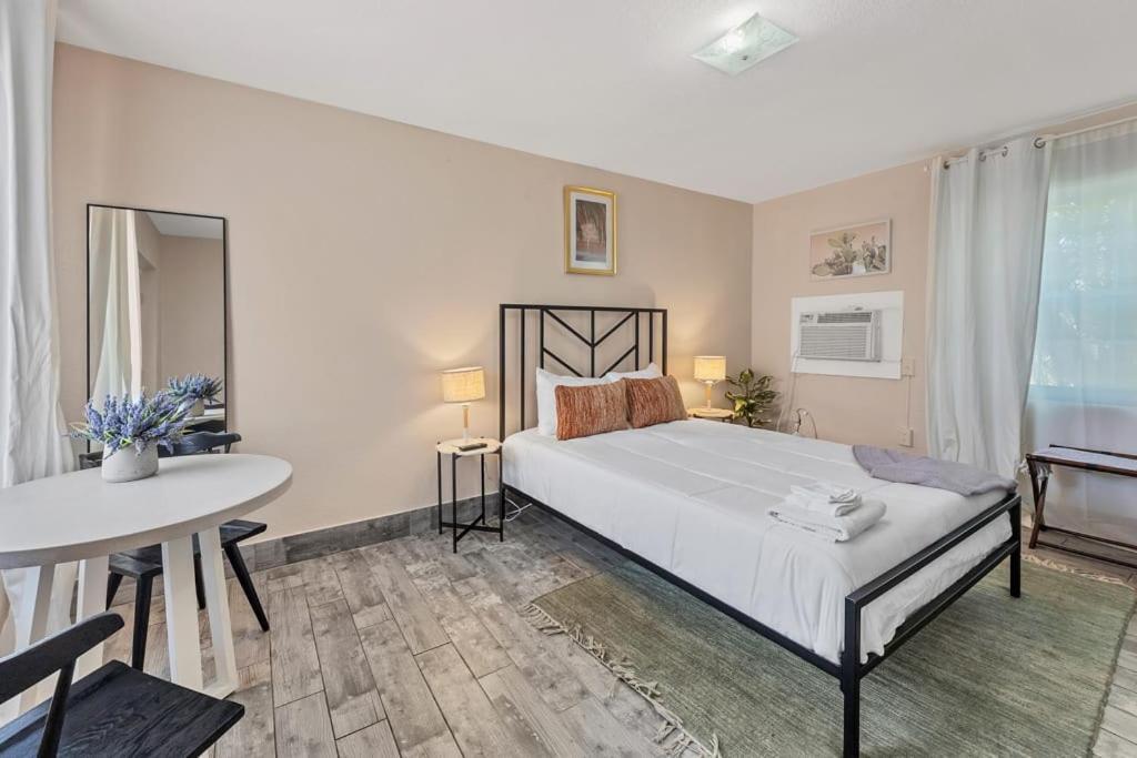 Apartment Located By The Beach 1 Bedroom With Parking And Pool