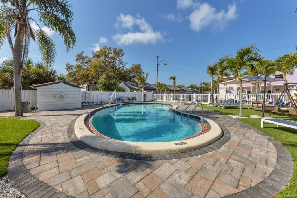 Located By The Beach 1 Bedroom With Parking And Pool Apartment *