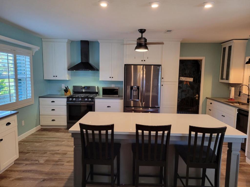 Holiday home Waterfront Mid Century - Close To Beach - 2 Bedroom 3 Ba