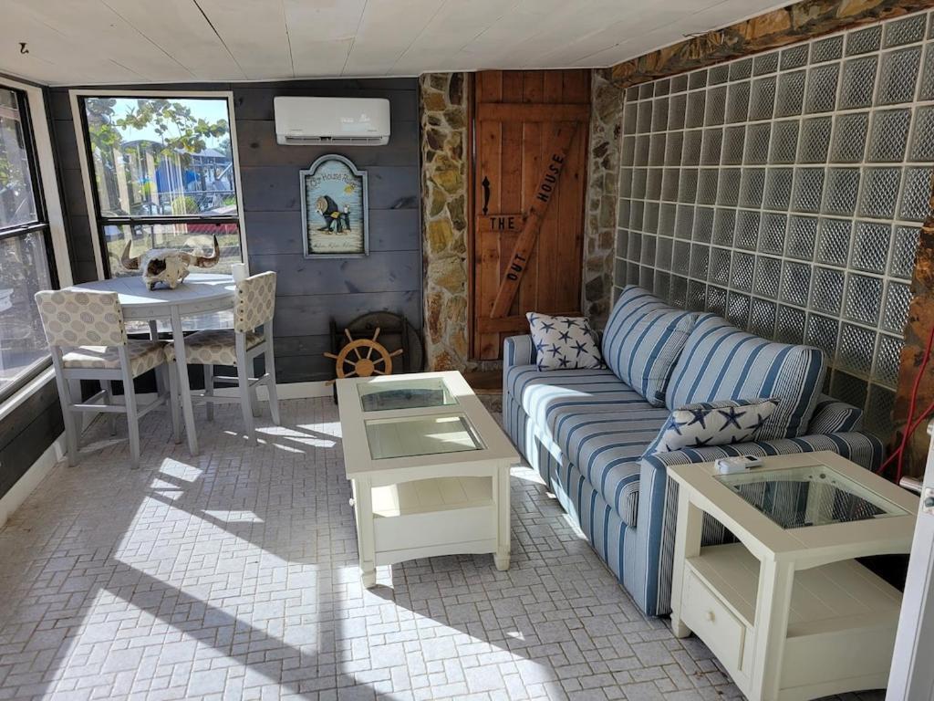 Waterfront Mid Century - Close To Beach - 2 Bedroom 3 Ba *