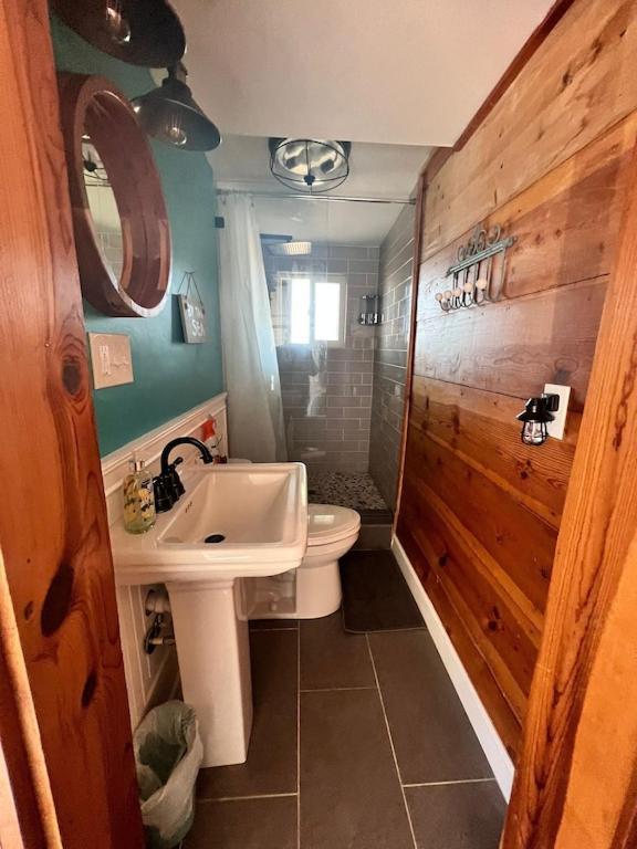 Waterfront Mid Century - Close To Beach - 2 Bedroom 3 Ba