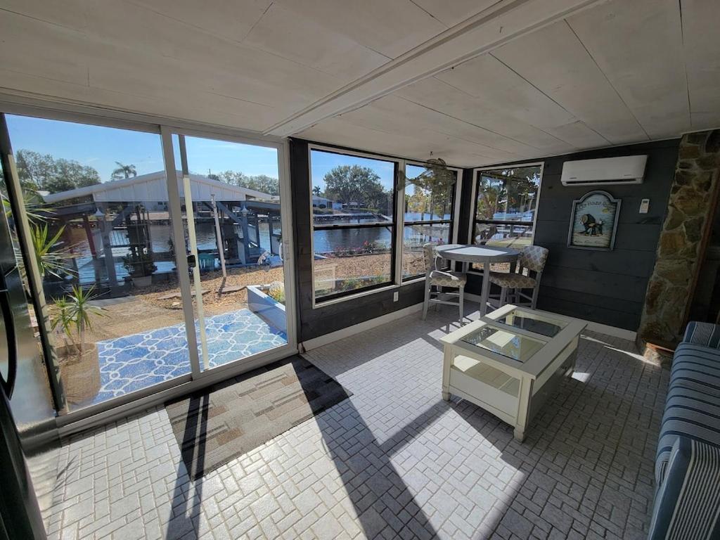 Waterfront Mid Century - Close To Beach - 2 Bedroom 3 Ba Holiday home Ruskin