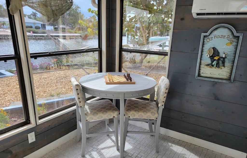 Waterfront Mid Century - Close To Beach - 2 Bedroom 3 Ba Holiday home *