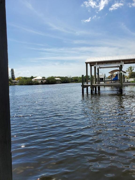 Waterfront Mid Century - Close To Beach - 2 Bedroom 3 Ba Holiday home *