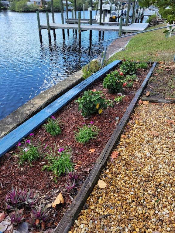 Waterfront Mid Century - Close To Beach - 2 Bedroom 3 Ba Holiday home