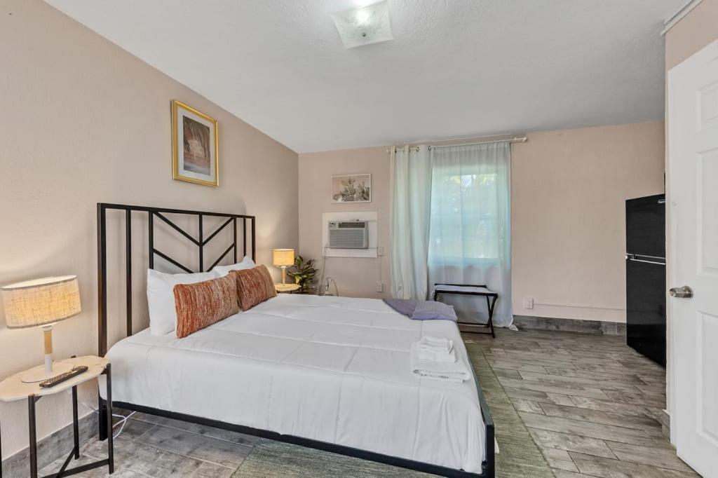 Located By The Beach 1 Bedroom With Parking And Pool *