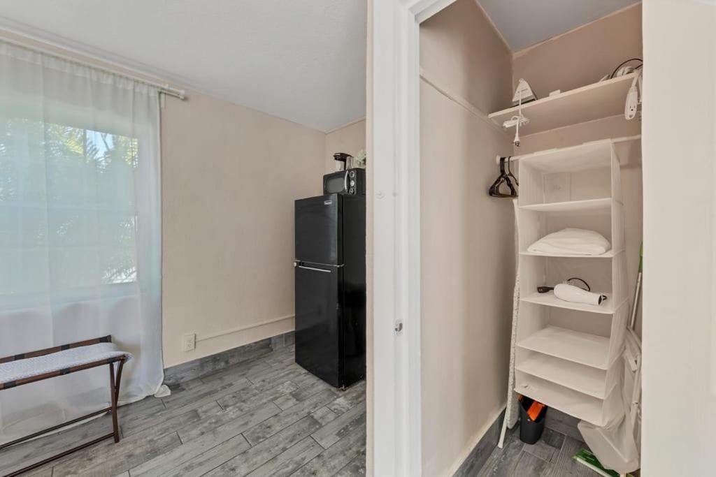 Located By The Beach 1 Bedroom With Parking And Pool *