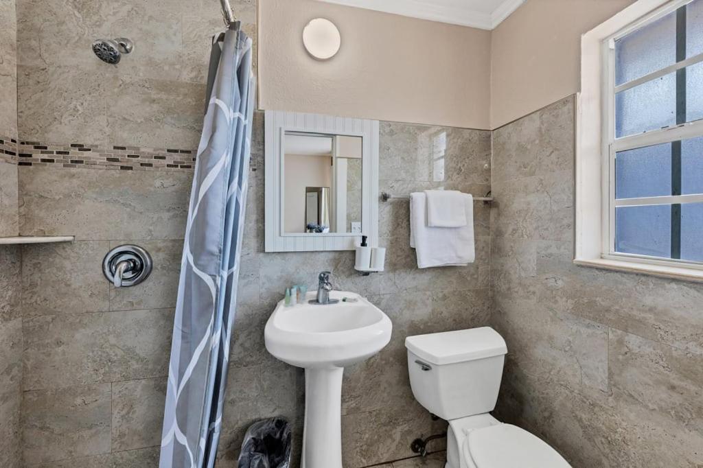 Located By The Beach 1 Bedroom With Parking And Pool Apartment Clearwater